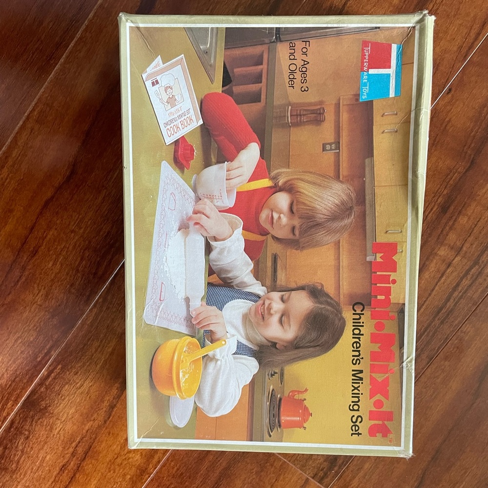 Vintage Tupperware mixing set this is the second of 3 sets